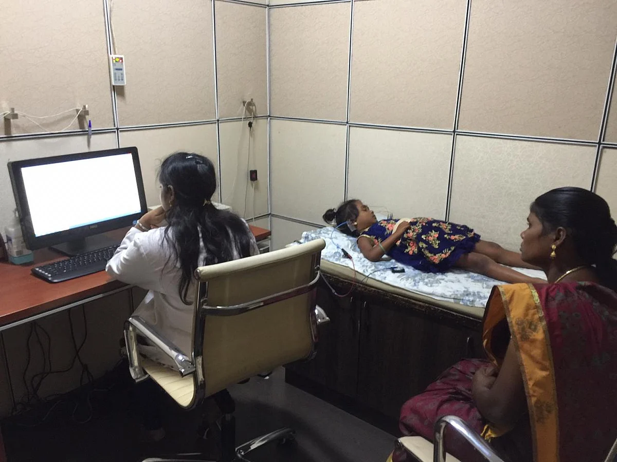 ``ஒரு லட்ச ரூபாய் இருந்தா என் பொண்ணுக்கு காது கேட்டிரும்!'' - உருகும் தஞ்சாவூர் செந்தமிழ்செல்வி