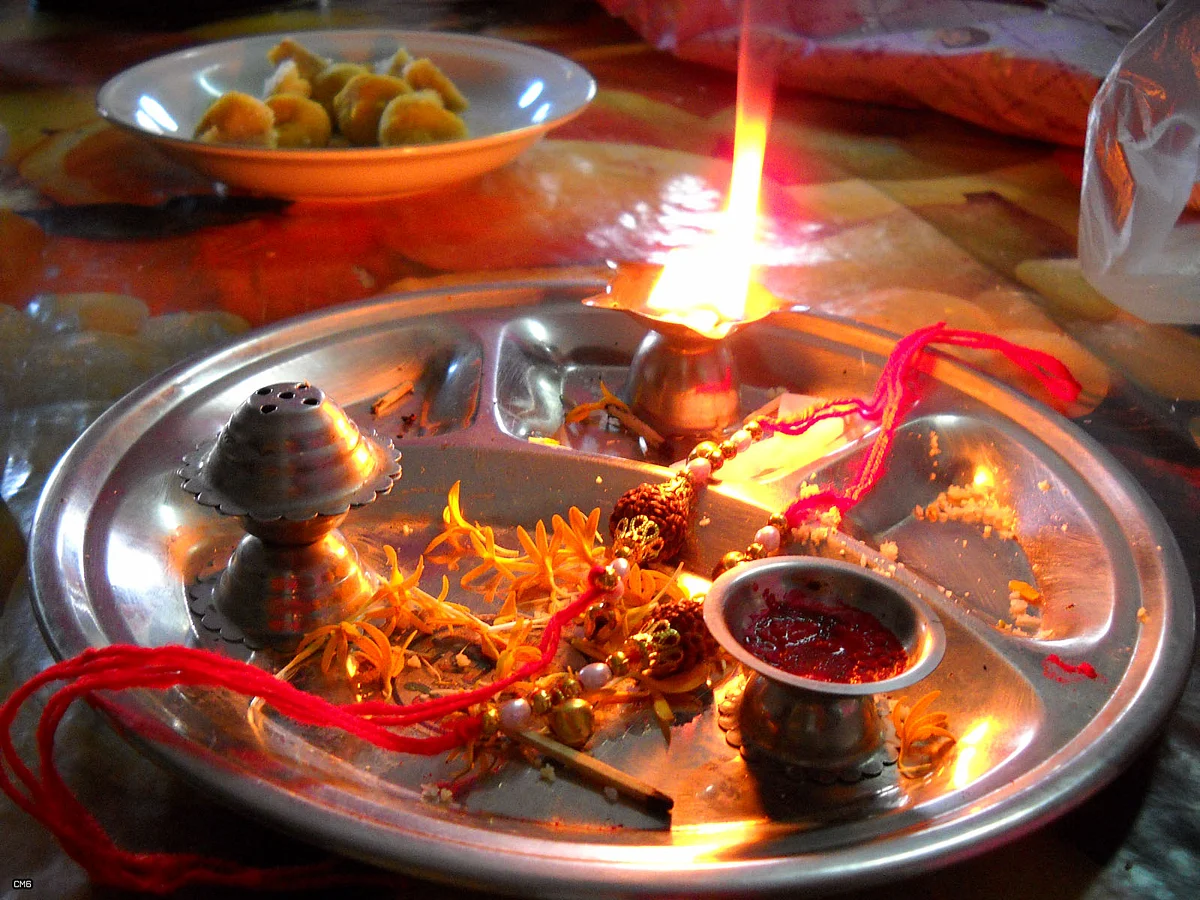 ரக்ஷாபந்தன் அன்று சகோதர்களுக்கு மட்டும் ராக்கி கட்டுவது ஏன்?