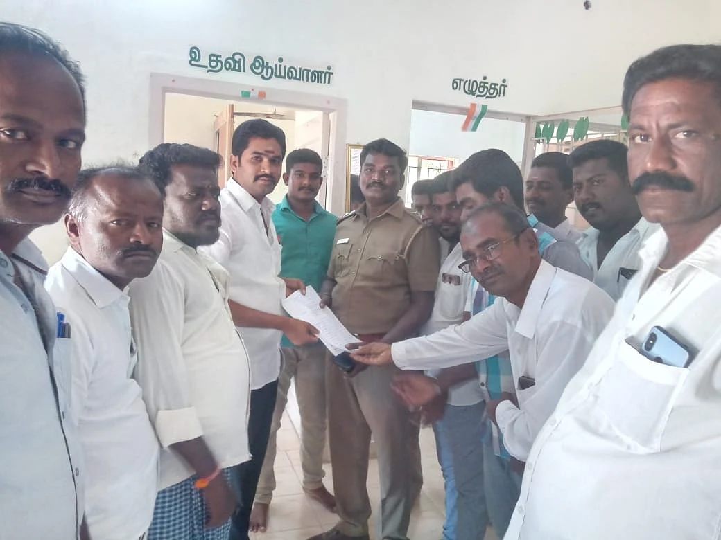 புகார் மனு கொடுத்த அ.தி.மு.க-வினர்