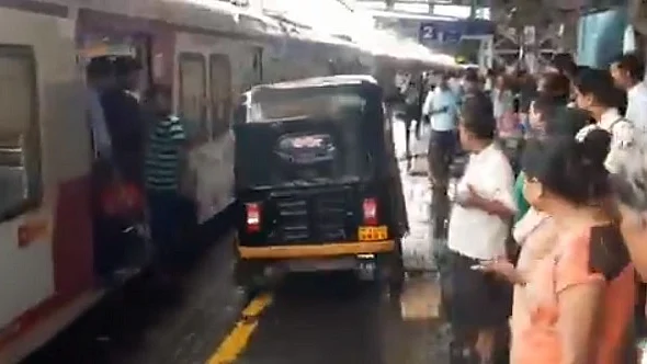 நடைமேடையில் ஆட்டோ