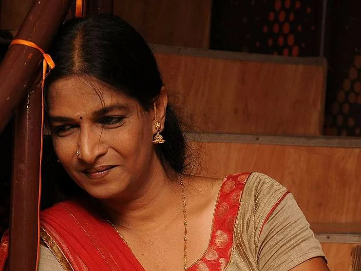 'கணவரோடு நான் வாழ்ந்தால் தற்கொலை செய்துகொள்வோம் என்று மிரட்டினார்கள்'.... - எழுத்தாளர் பிரியா பாபு