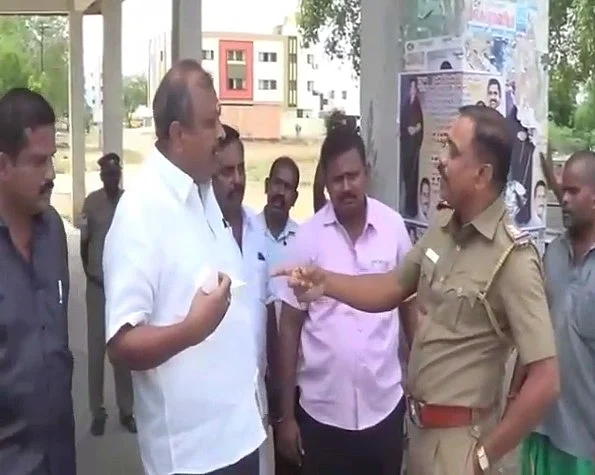 எம்பியுடன் வாக்குவாதம் செய்யும் சப்-இன்ஸ்பெக்டர்