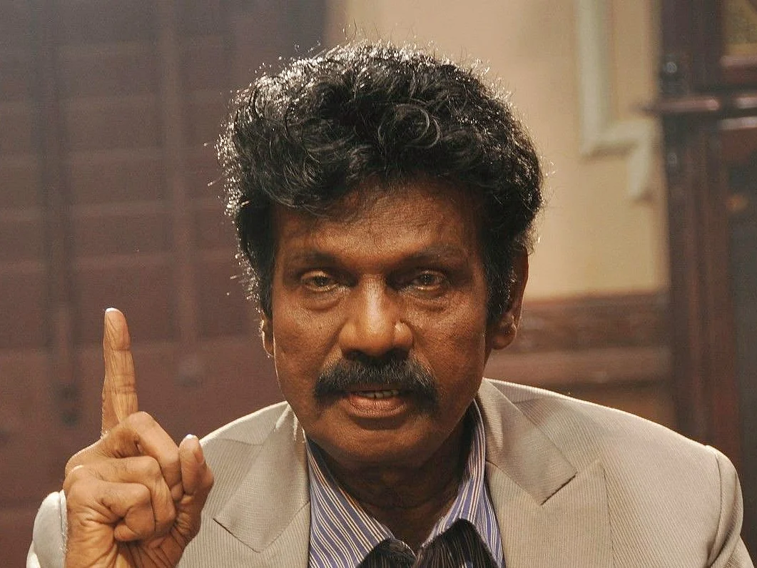 ``என்னை வெச்சு மிஸ்டேக் பண்ணியிருக்காங்க; தப்பு இல்லையா?!'' - `சிக்சர்' சர்ச்சை குறித்து கவுண்டமணி
