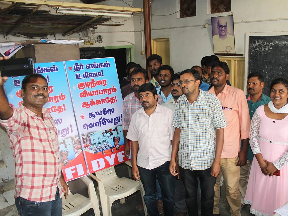 `நீர் எங்கள் உரிமை... சூயஸே வெளியேறு!’ - கோவை மாநகராட்சிக்கு அதிர்ச்சி கொடுத்த செல்ஃபி போராட்டம்