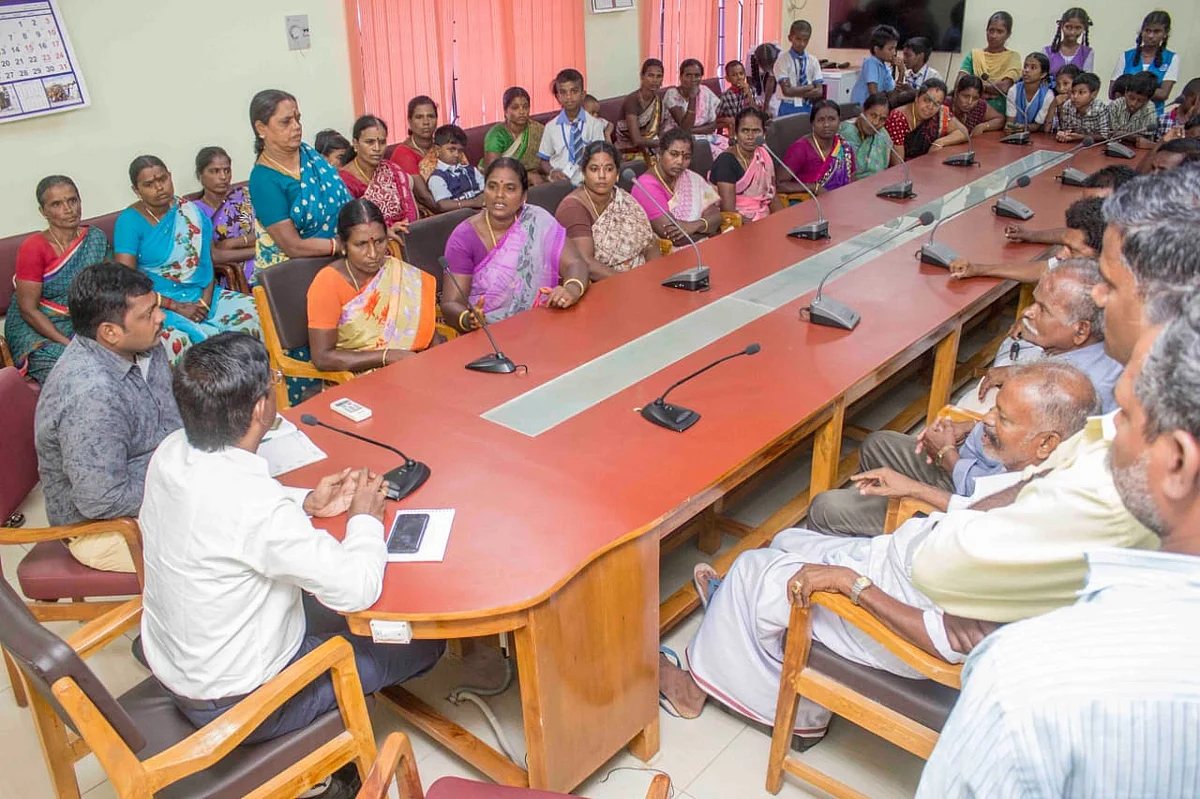 பேச்சு வார்த்தை நாடத்தும் அதிகாரிகள்