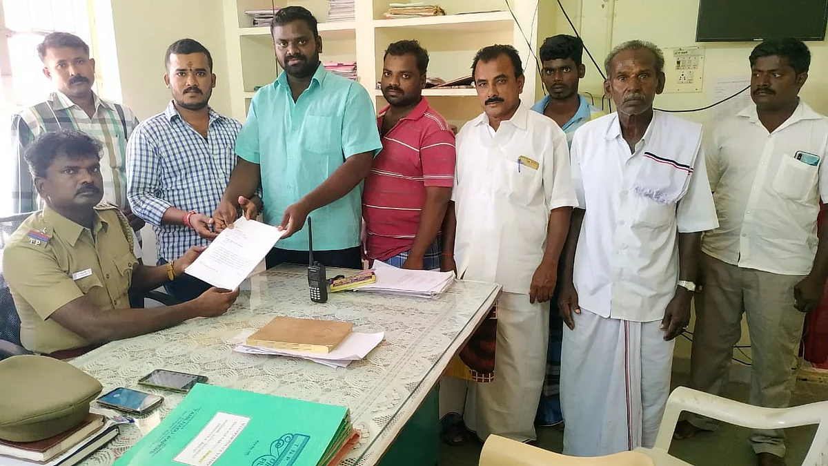 புகார் மனு கொடுத்த அ.தி.மு.க-வினர்