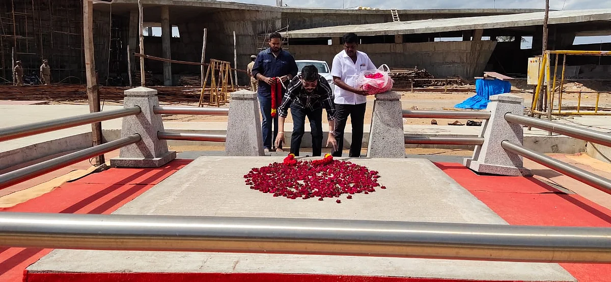 ஜெயலலிதாவின் சமாதிக்கு அஞ்சலி செலுத்தும் தீபக்
