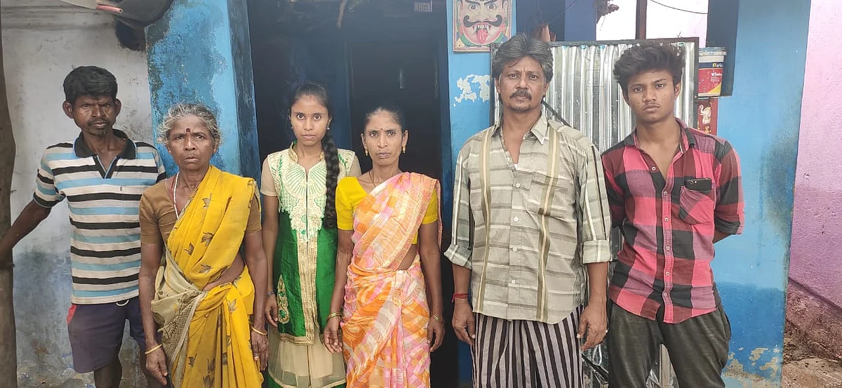 பாதிக்கப்பட்ட முருகன் குடும்பத்தினர்