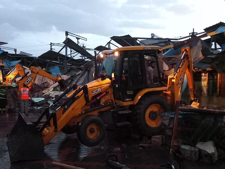 அதிகாலையில் இடிந்து விழுந்த மேற்கூரை! - கோவை ரயில் நிலையத்தில் ஊழியர்களுக்கு நடந்த சோகம்