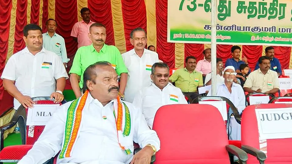 மேடையின் பின் வரிசையில் எம்.எல்.ஏ. சுரேஷ்ராஜன்