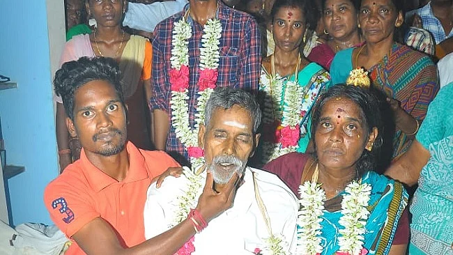 தந்தை சடலத்தின் முன் திருமணம்