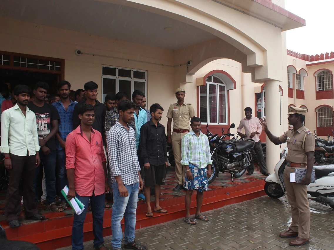 `ஹெல்மெட் போடலையா; வாங்க சுற்றுலா போகலாம்!' - தர்மபுரி காவல்துறையினரின் 'வாவ்' முயற்சி