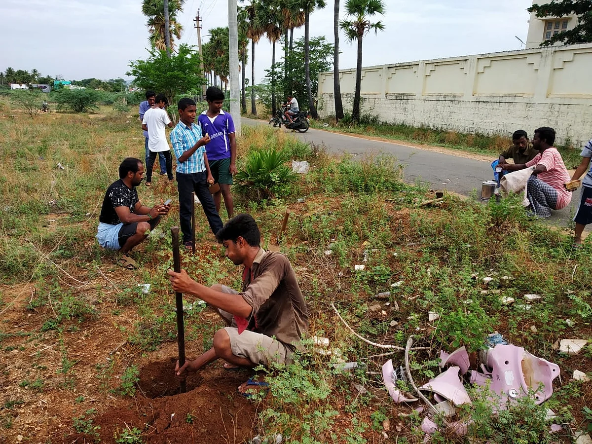 பணியில் இளைஞர்கள்