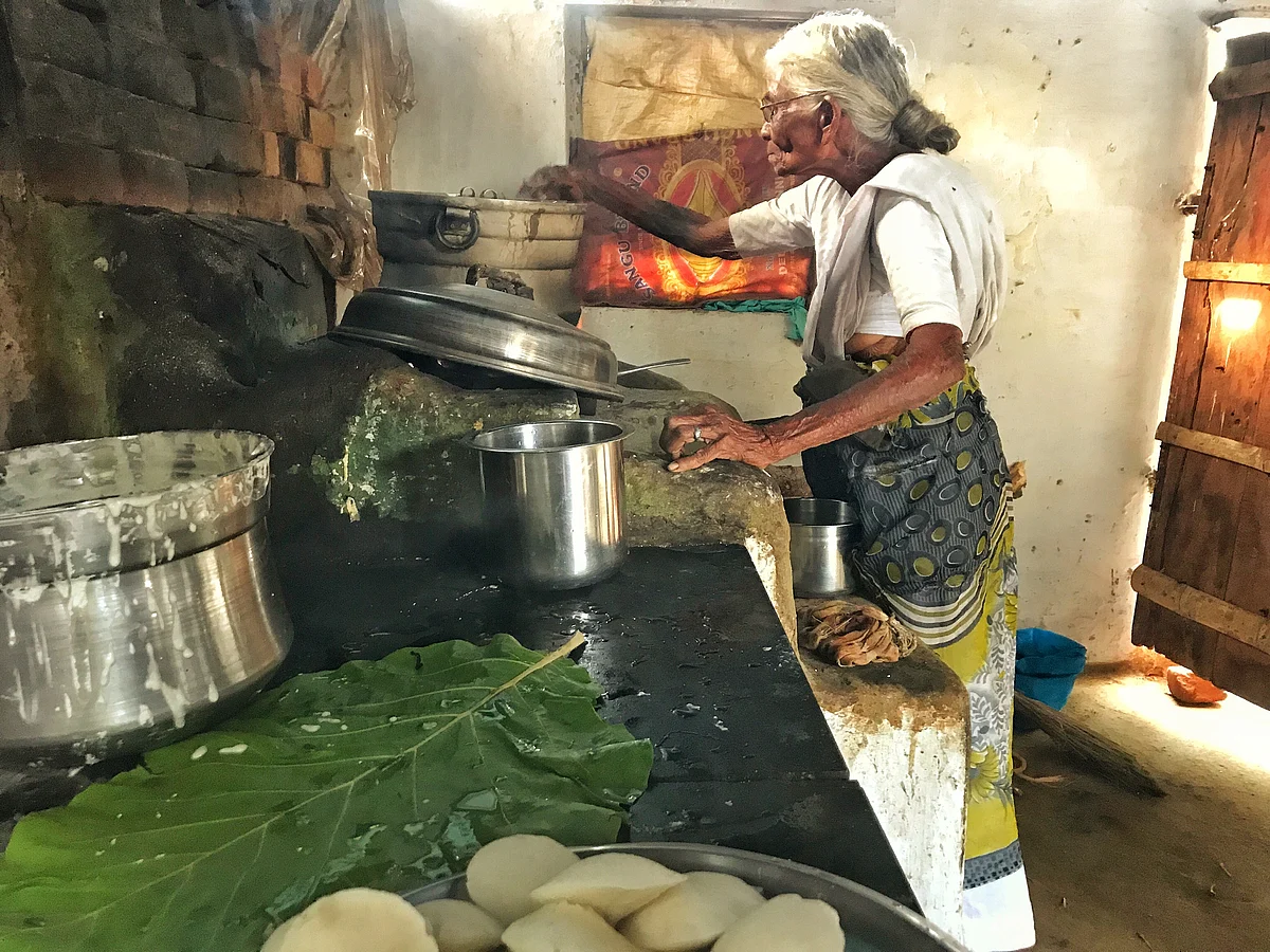 ``ஒரு ரூபாய்தான் இட்லி... விலை எல்லாம் ஏத்த மாட்டேன்!'' - கோவை பாட்டி
