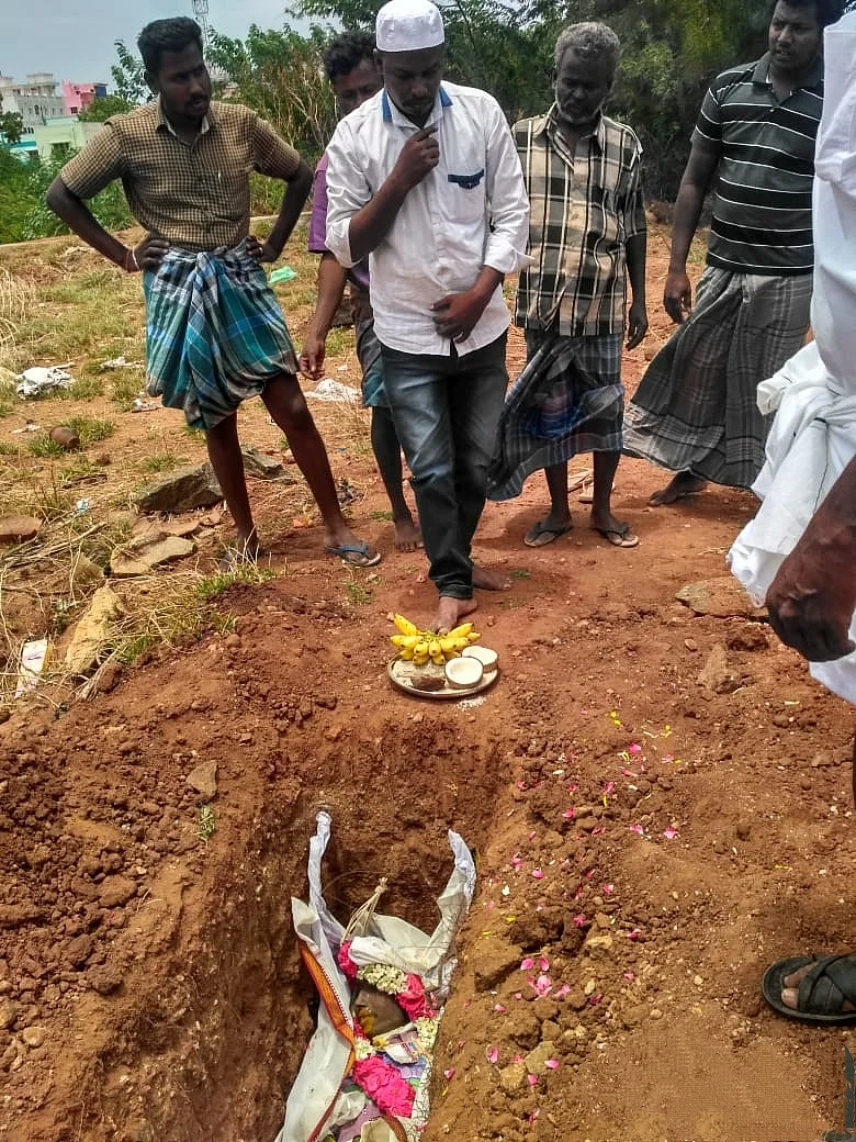 சண்முகம் இறுதிச் சடங்கில் சாதிக் அலி