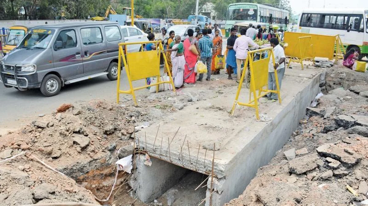 புதிதாய் கட்டிக்கொண்டிருக்கும் மழைநீர் வடிநீர் கால்வாய்