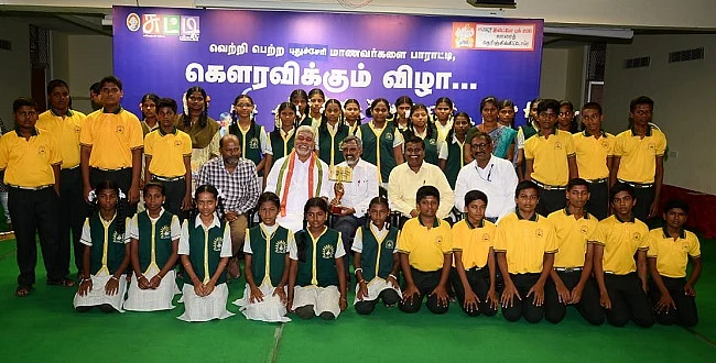 மாணவர்கள்