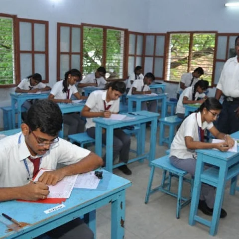 பள்ளி மாணவர்கள்