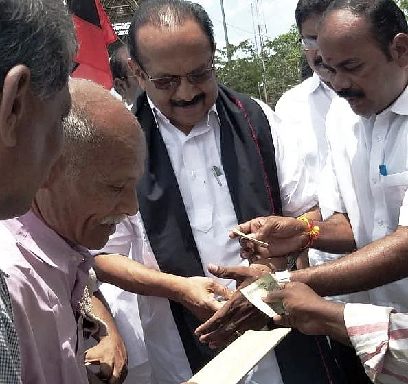 100 ரூபாயைக் கேட்டு பெற்றுக்கொண்ட வைகோ