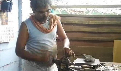 பூட்டு தயாரிப்பு தொழிலாளி