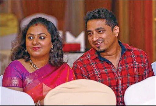 2.9.2019 அன்று திருமண நாள் காணும்
கணேஷ் - லக்ஷ்மி தம்பதிக்கு வாழ்த்துகள்