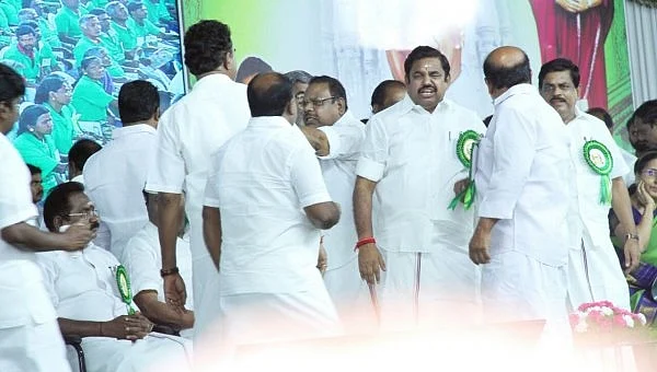 நாற்காலி சண்டை...