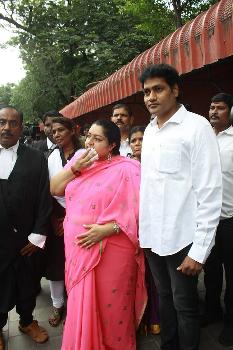 கணவர் மாதவனுடன் தீபா