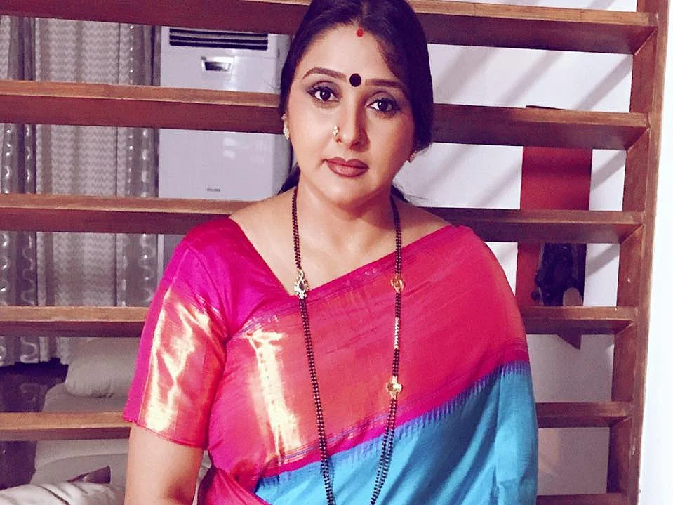 "பழிதீர்த்தார்... ஆட்சியைக் கவிழ்த்தார்..." - சித்தராமையா மீது குற்றச்சாட்டுகளை அடுக்கும் மாளவிகா