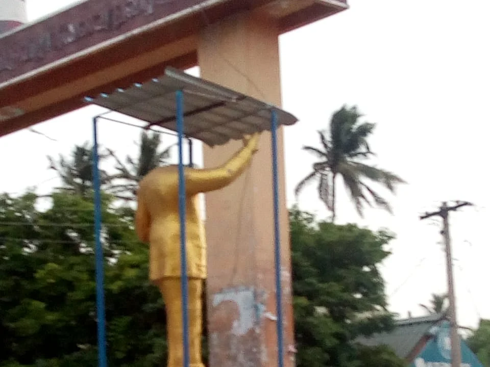 `அம்பேத்கர் சிலை உடைப்பு; கற்களால் தாக்கப்பட்ட காவல்நிலையம், மருத்துவமனை!’ - பதற்றத்தில் வேதாரண்யம்