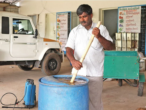 இருபது ரூபாயில் இயற்கை விவசாயம்… அசத்தும் வேஸ்ட் டீகம்போஸர்!