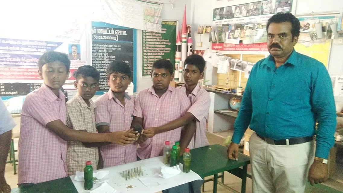 நீர் செயற்கைகோளுடன் மாணவர்கள் மற்றும் தனபால்