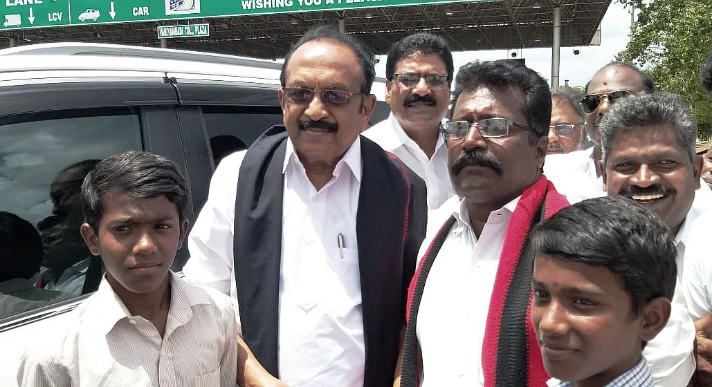 வைகோவுடன் போட்டோ எடுத்துக்கொண்ட சிறுவர்கள்
