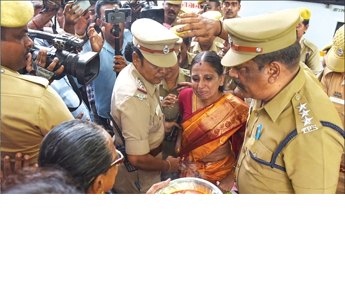 ஆரத்தி எடுத்தபோது