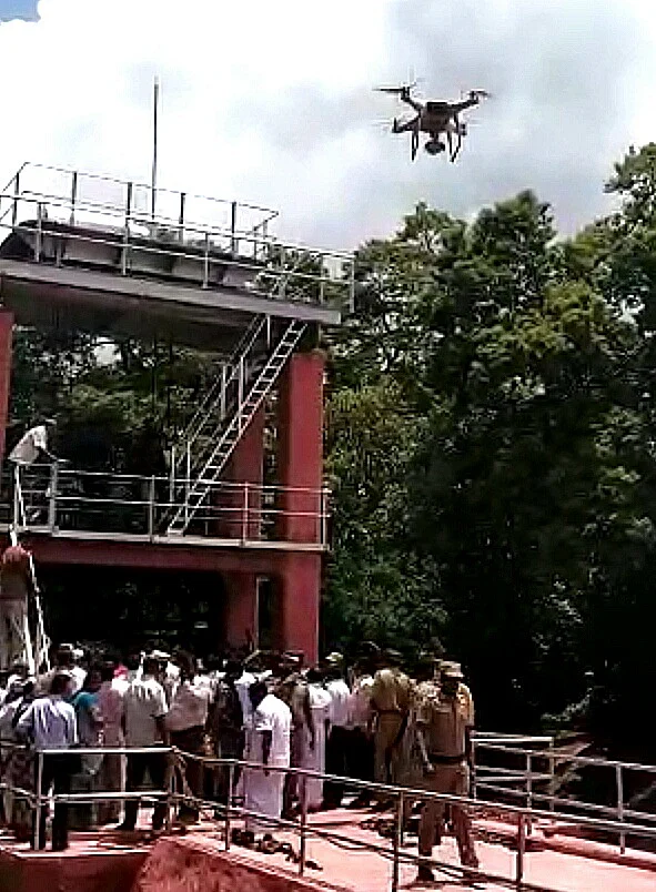 மதகுப் பகுதியில் பறக்கும் ட்ரோன்