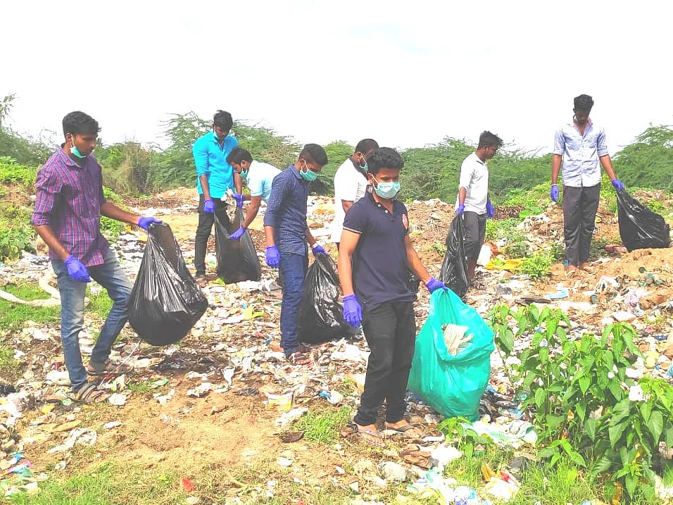 `கரையோரம் பனை விதை; பிளாஸ்டிக் கழிவுகள் அகற்றம்!’- பாலாற்றை மீட்டெடுக்கும் வேலூர் இளைஞர்கள்