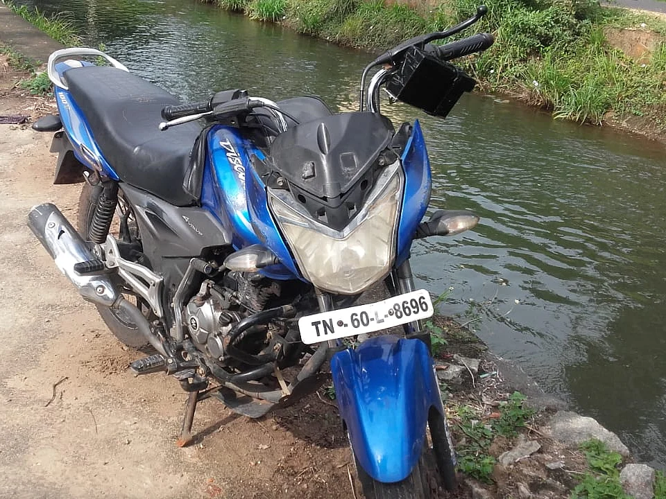`கரையோரம் நின்ற பைக்; ஆட்டோ மோடில் பதிவான வீடியோ!'- தோவாளை பெண்களைப் பதறவைத்த இளைஞர்