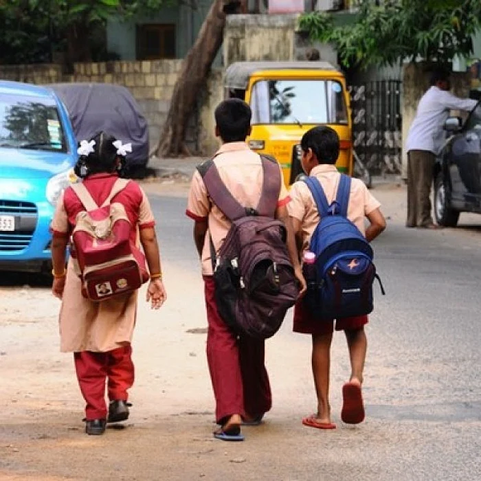 பள்ளி மாணவர்கள்