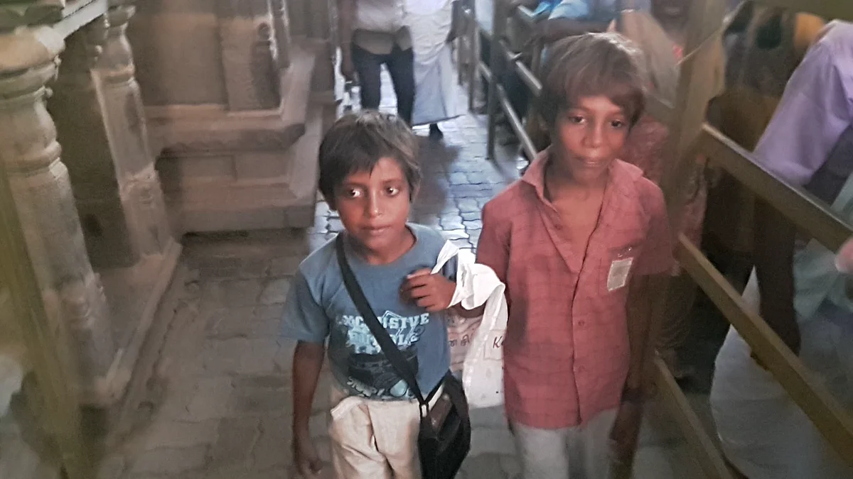 அத்திவரதர் தரிசனத்தில் சிறுவர்கள்