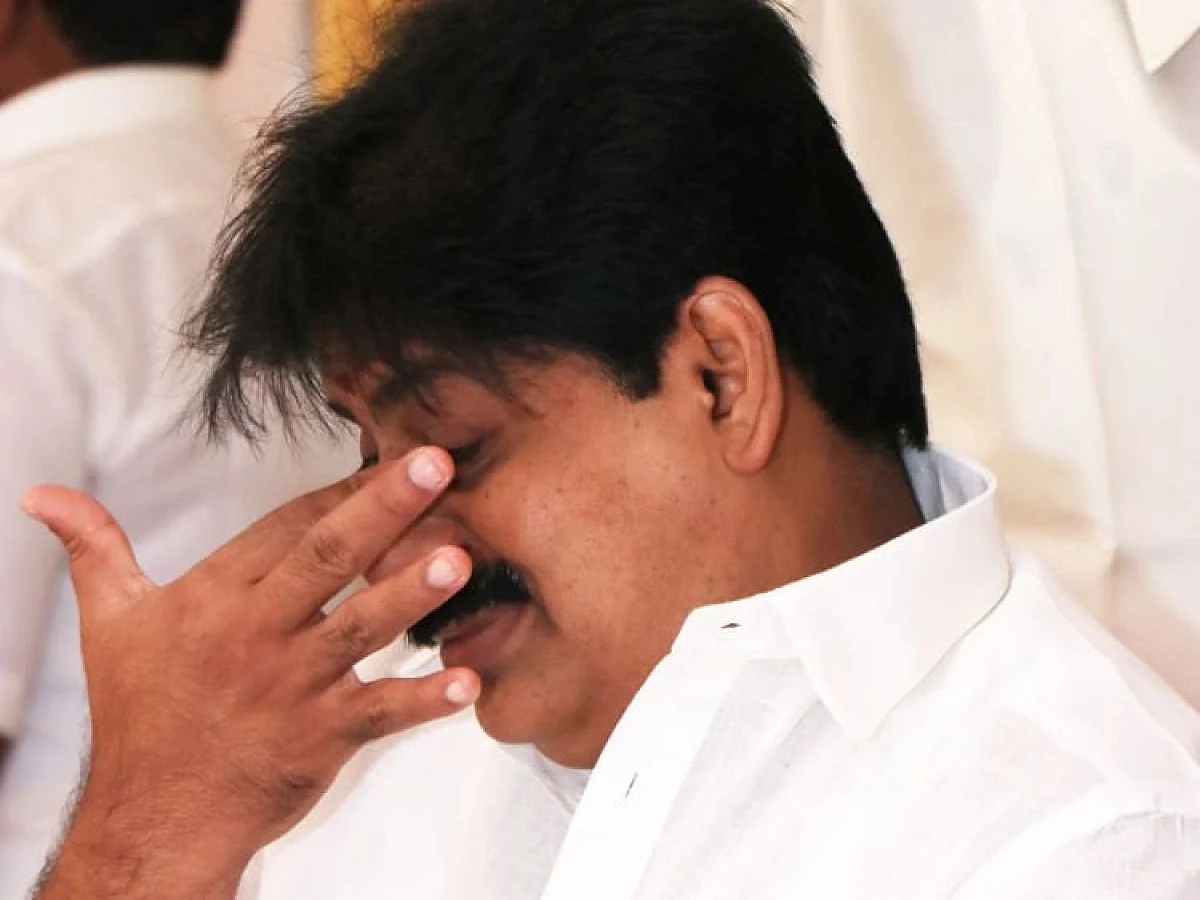 மணல் கூட்டு; ரவுடிகள் துணை; அனைத்துக்கும் விலை! - முகவையின் `நிரந்தர' அமைச்சரை நீக்கிய எடப்பாடி