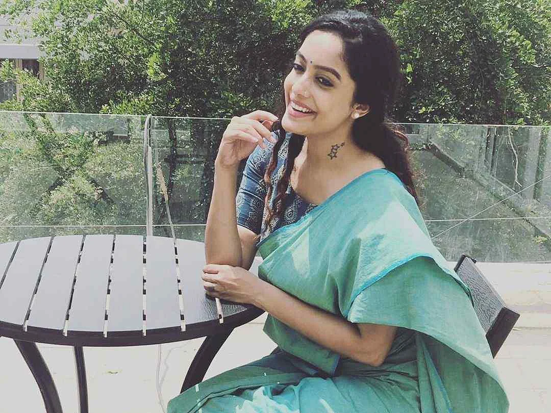 ``சாம்பார் சாதம் செஞ்ச அஜித்தை சைட் அடிச்சு மாட்டிக்கிட்டேன்..!’’ - அபிராமி