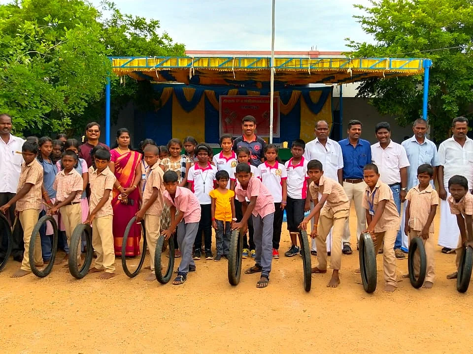 ` செல்போனை எடுக்கல; பம்பரம், கில்லியை எடுத்தனர்!' - திருச்சி அரசுப் பள்ளியின் புதிய முயற்சி