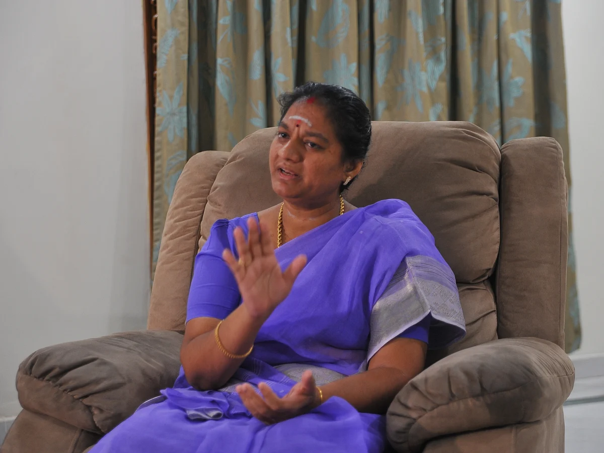 `மொதல்ல பெரியப்பாவுக்கும் அத்தைக்கும் குடியுரிமை கொடுங்க!’ - உதயநிதியைக் கலாய்த்த சசிகலா புஷ்பா