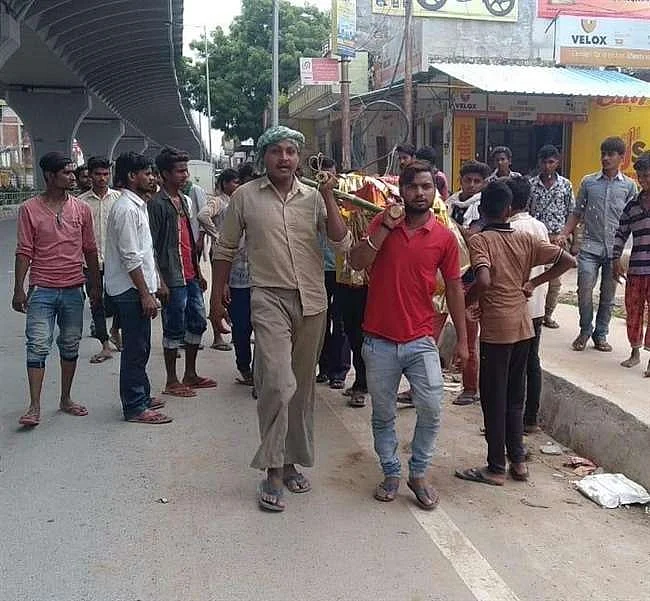 சோனியின் சடலத்தை சுமந்துசெல்லும் இஸ்லாமியர்கள்