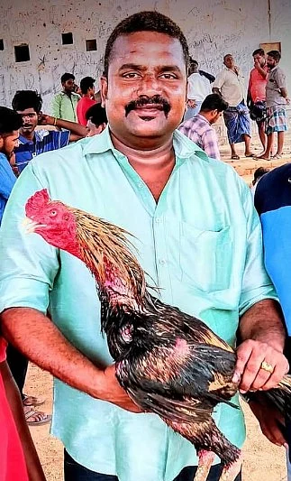 சண்டை சேவலுடன் ராஜா
