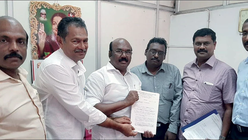 மீன்வளத்துறை அமைச்சரிடம் மனு அளித்தபோது