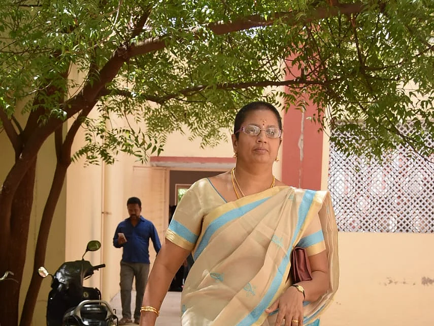 `எல்லா பிரச்னையும் தீரணும்!' - புது கெட்டப்பில் நிர்மலா தேவி
