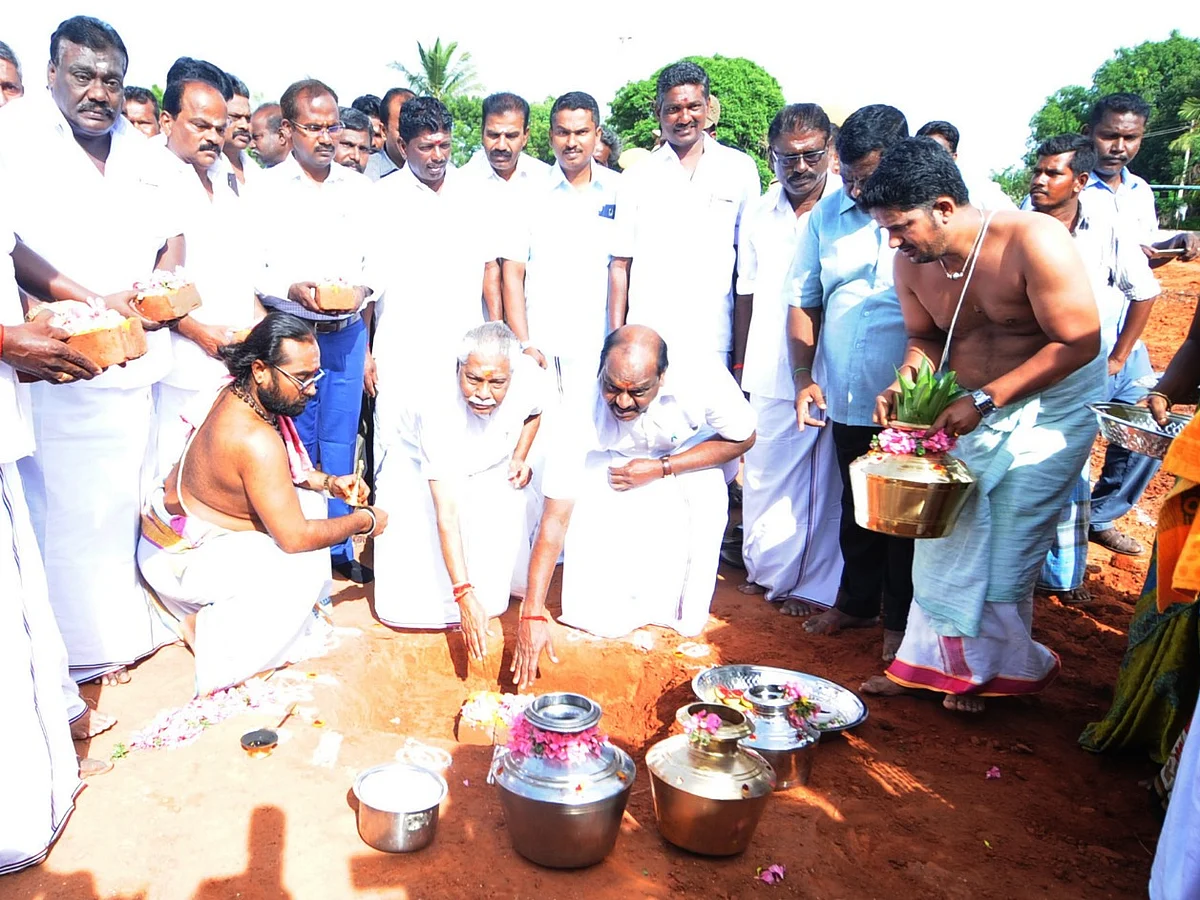 `குடிக்க தண்ணி இல்ல; குளத்துக்குள் கட்டடம் கட்டுறாங்க!'-அடிக்கல் நாட்டிய அமைச்சருக்கு எதிராக மக்கள்