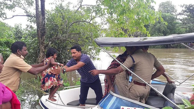 மீட்புபணியில் கேரள போலீஸ்