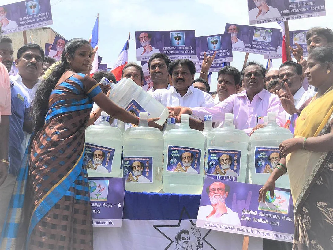 இலவசமாகத் தண்ணீர் வழங்கிய ரஜினி மக்கள் மன்றத்தினர்