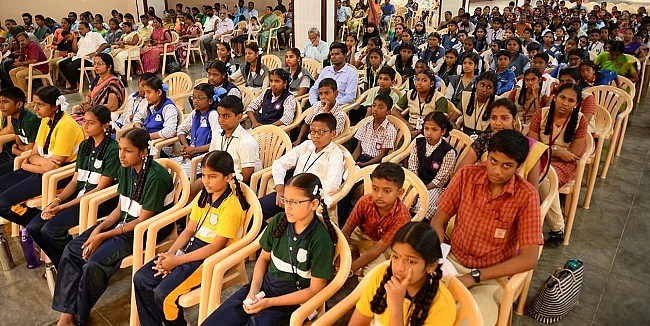 தேர்வில் வெற்றிபெற்ற மாணவ, மாணவிகள்